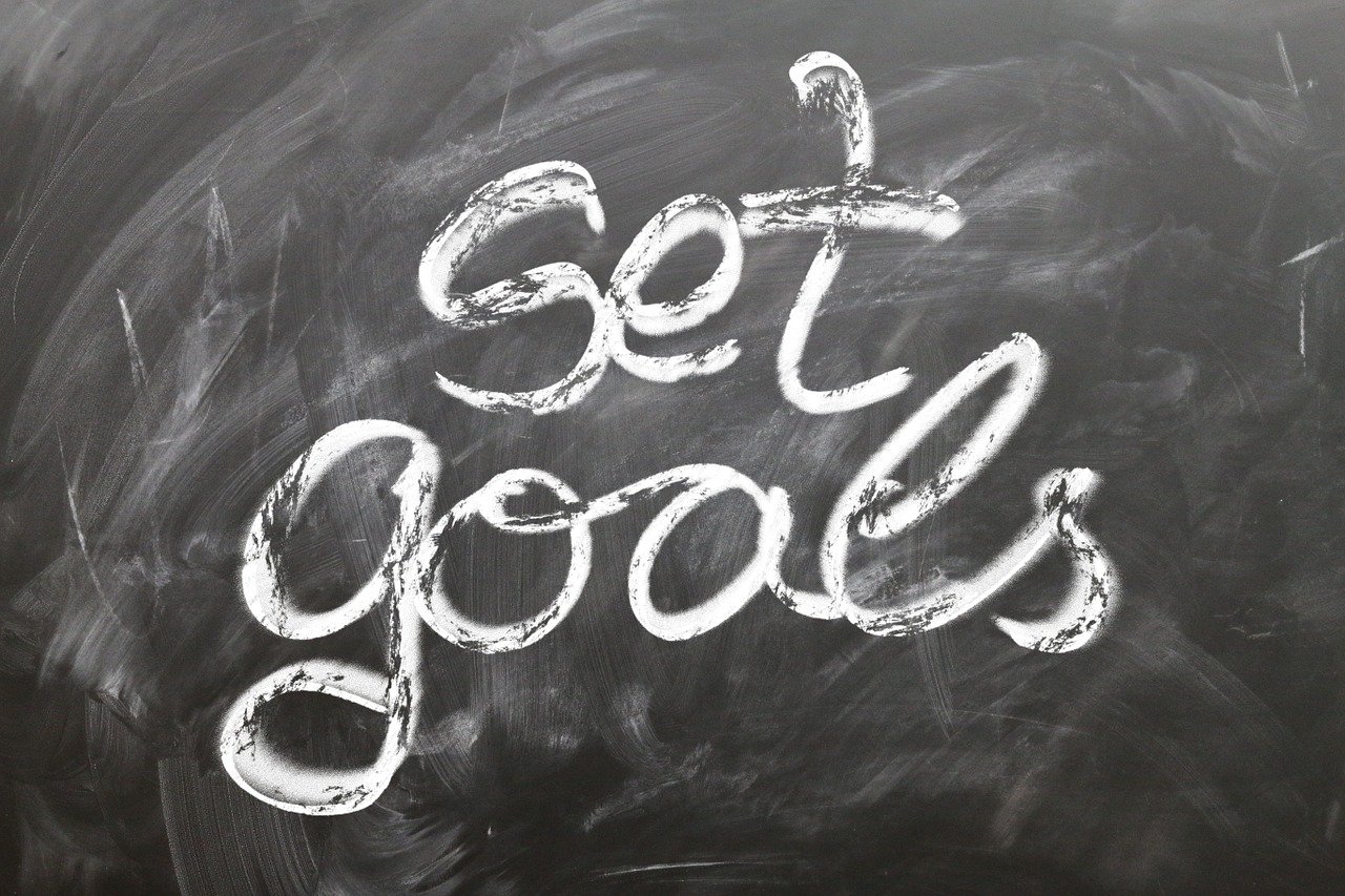 Chalkboard that has 'set goals' written on it in white chalk